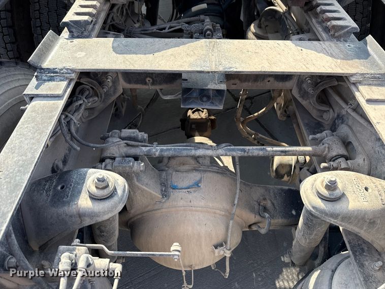 image for item EE3411 2018 Peterbilt 567 semi truck