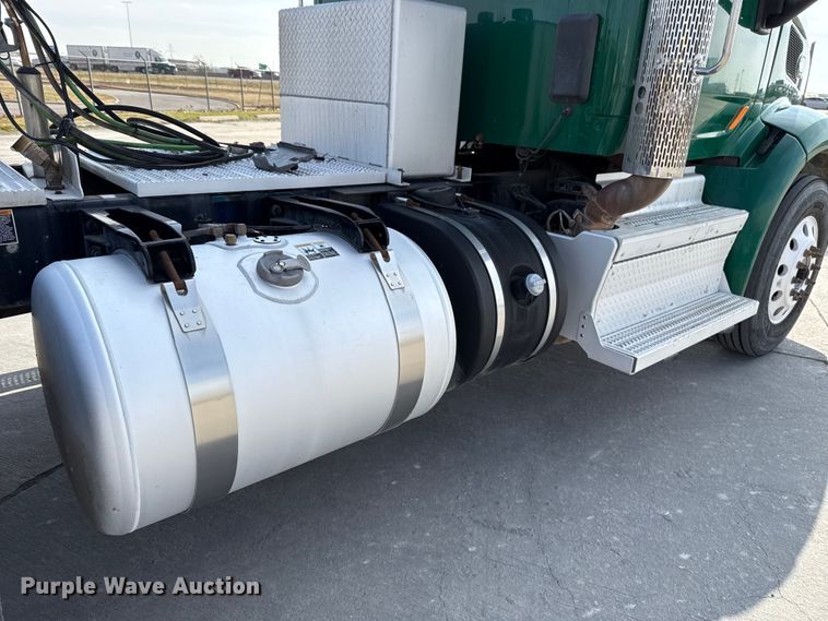 image for item EE3411 2018 Peterbilt 567 semi truck