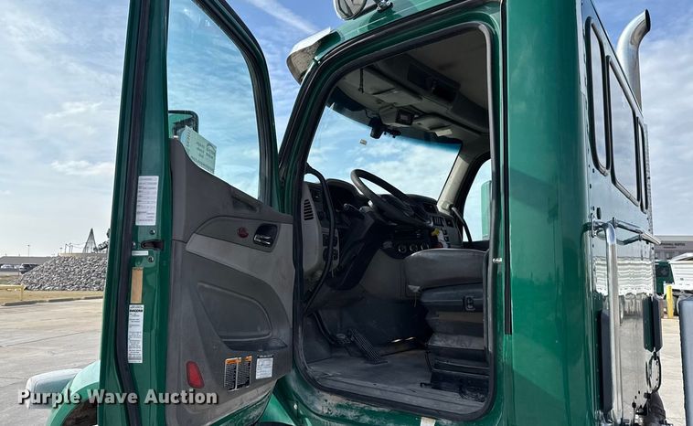 image for item EE3411 2018 Peterbilt 567 semi truck