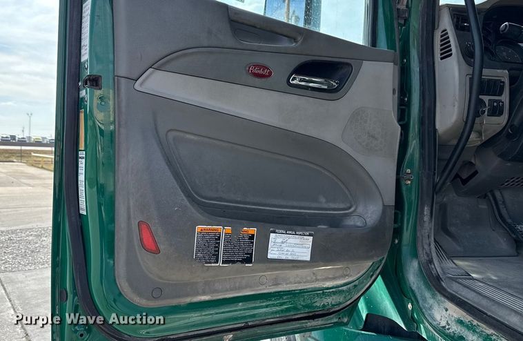 image for item EE3411 2018 Peterbilt 567 semi truck