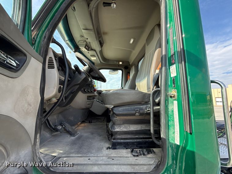 image for item EE3411 2018 Peterbilt 567 semi truck