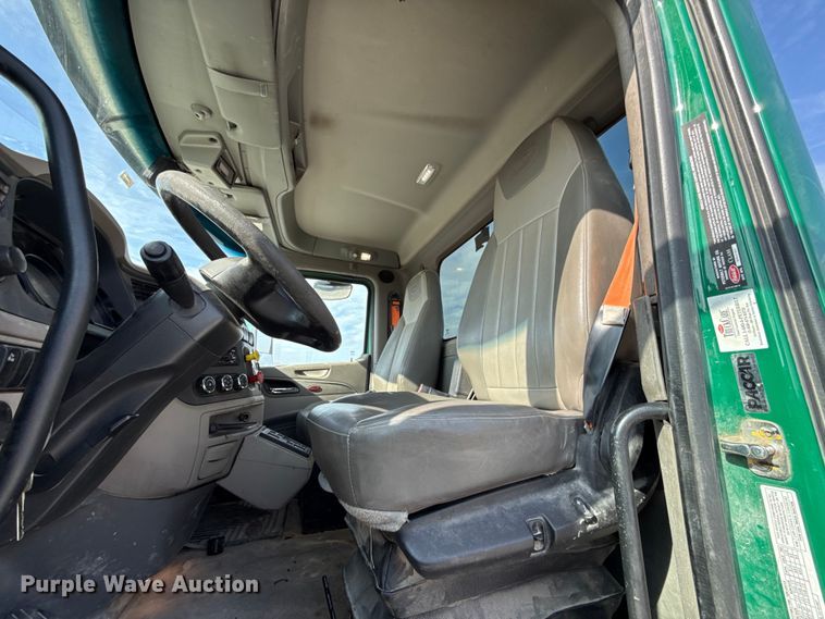 image for item EE3411 2018 Peterbilt 567 semi truck