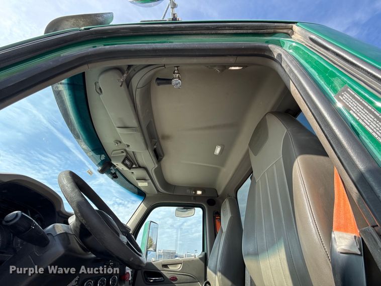 image for item EE3411 2018 Peterbilt 567 semi truck