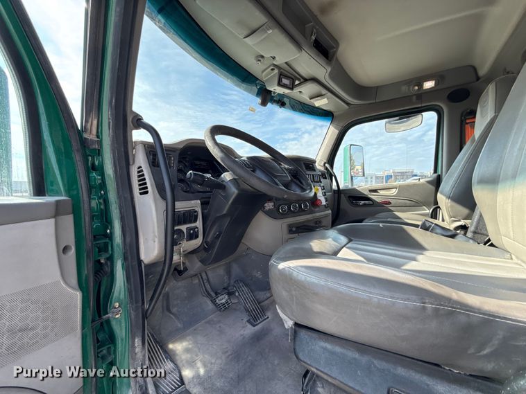 image for item EE3411 2018 Peterbilt 567 semi truck