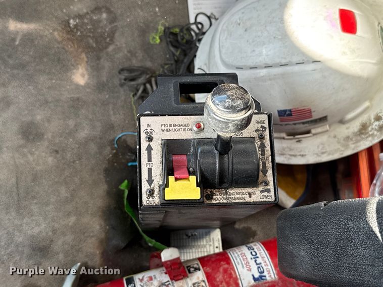 image for item EE3411 2018 Peterbilt 567 semi truck