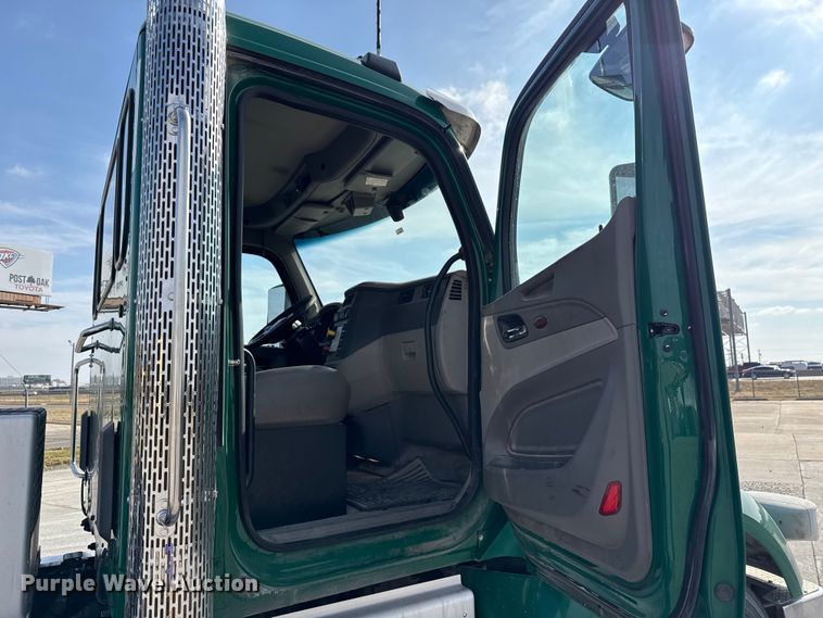 image for item EE3411 2018 Peterbilt 567 semi truck