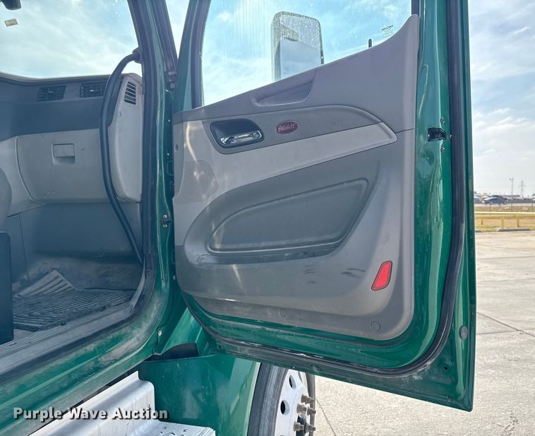 image for item EE3411 2018 Peterbilt 567 semi truck