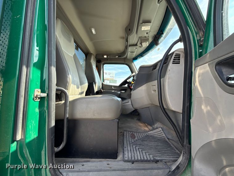 image for item EE3411 2018 Peterbilt 567 semi truck