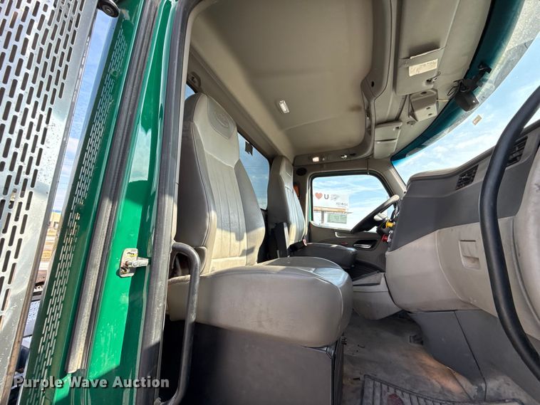 image for item EE3411 2018 Peterbilt 567 semi truck