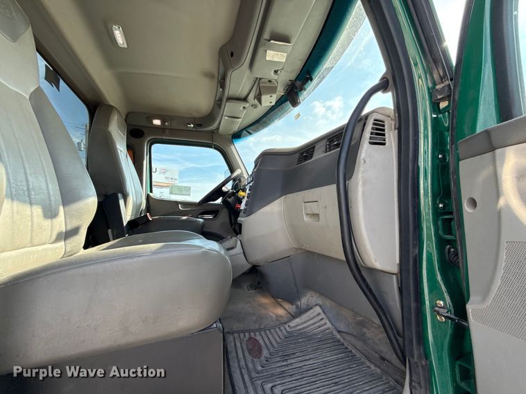 image for item EE3411 2018 Peterbilt 567 semi truck