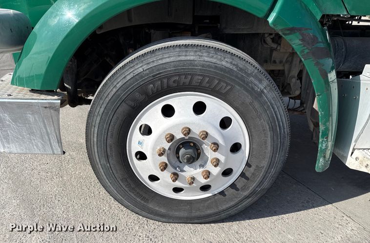 image for item EE3411 2018 Peterbilt 567 semi truck