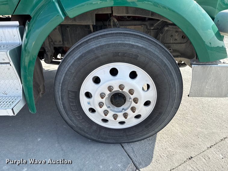 image for item EE3411 2018 Peterbilt 567 semi truck