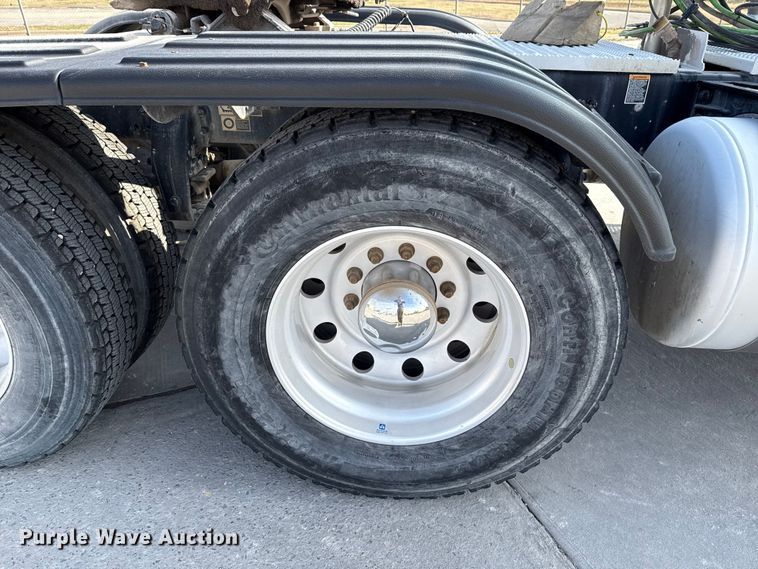 image for item EE3411 2018 Peterbilt 567 semi truck