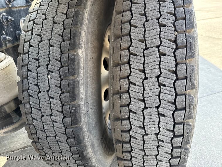 image for item EE3411 2018 Peterbilt 567 semi truck