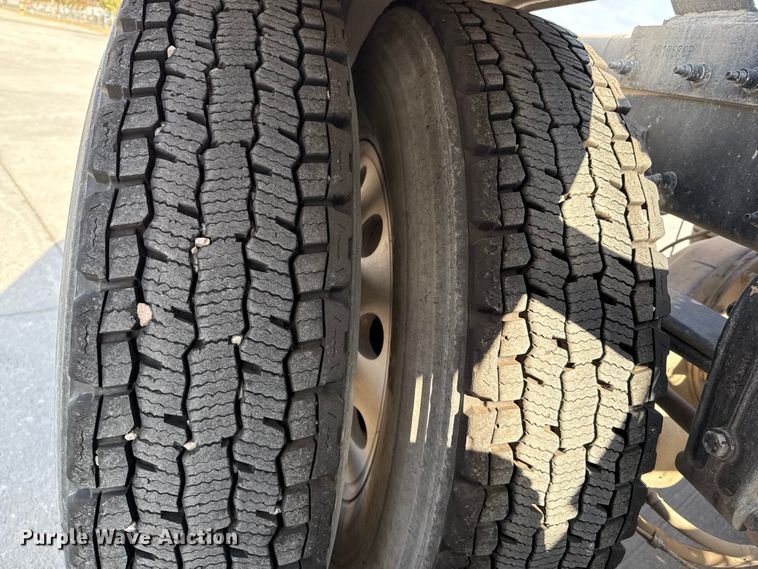 image for item EE3411 2018 Peterbilt 567 semi truck