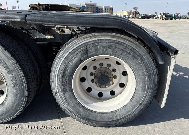 image for item EE3411 2018 Peterbilt 567 semi truck