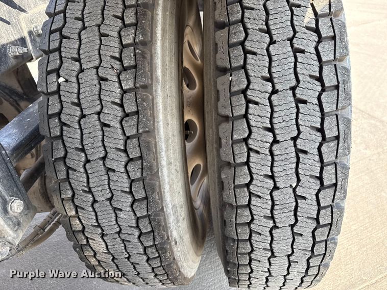 image for item EE3411 2018 Peterbilt 567 semi truck