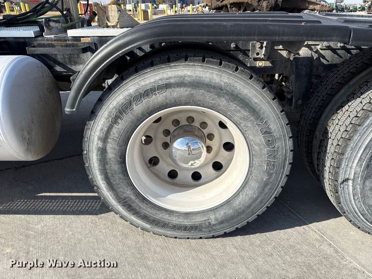 image for item EE3411 2018 Peterbilt 567 semi truck