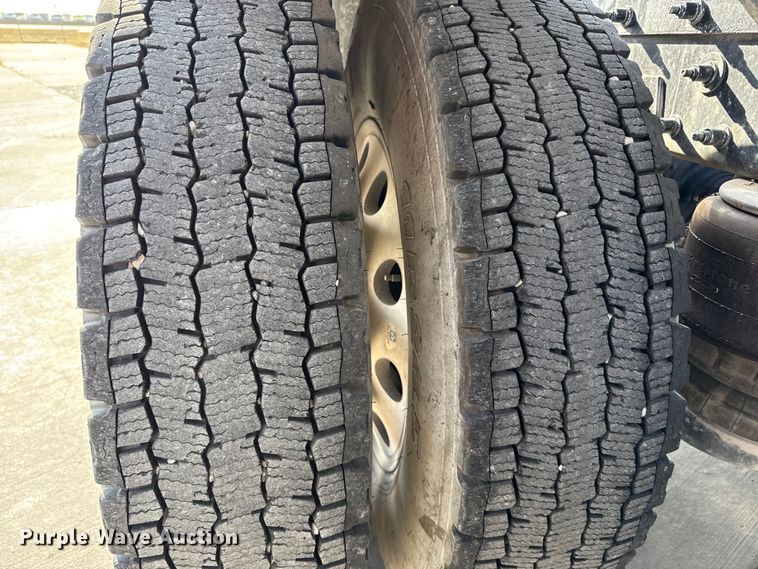 image for item EE3411 2018 Peterbilt 567 semi truck