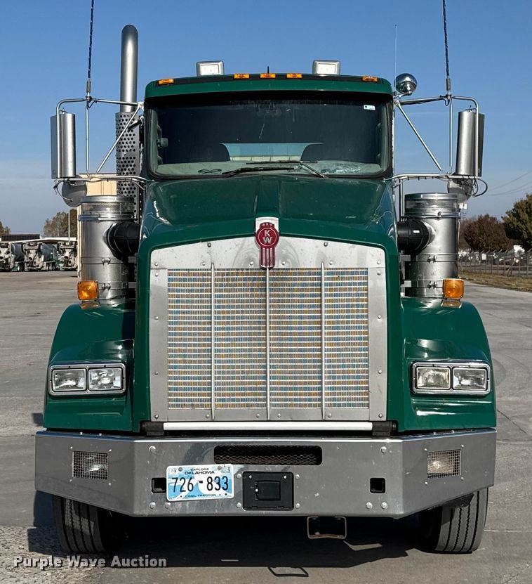 image for item EE3412 2017 Kenworth T800 semi truck