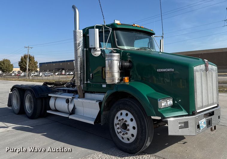 image for item EE3412 2017 Kenworth T800 semi truck