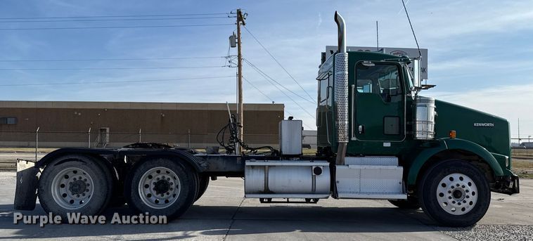image for item EE3412 2017 Kenworth T800 semi truck