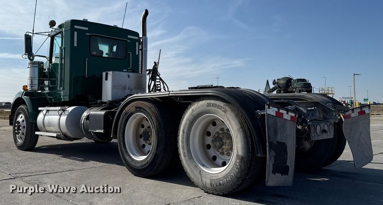 image for item EE3412 2017 Kenworth T800 semi truck