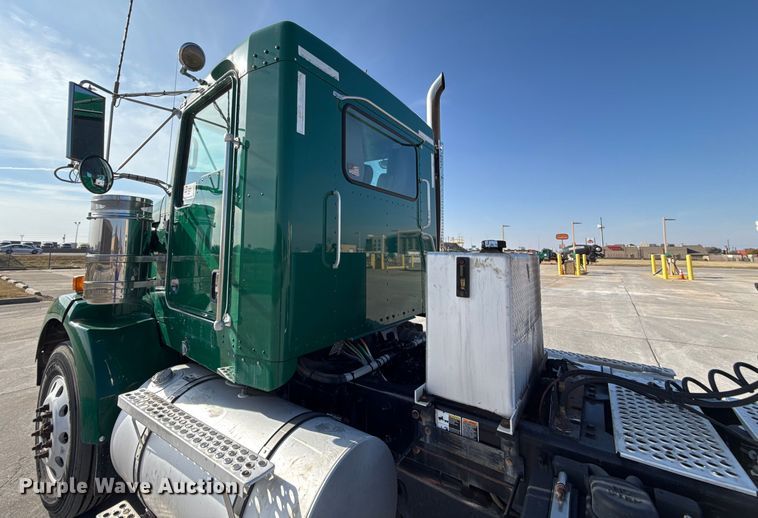 image for item EE3412 2017 Kenworth T800 semi truck