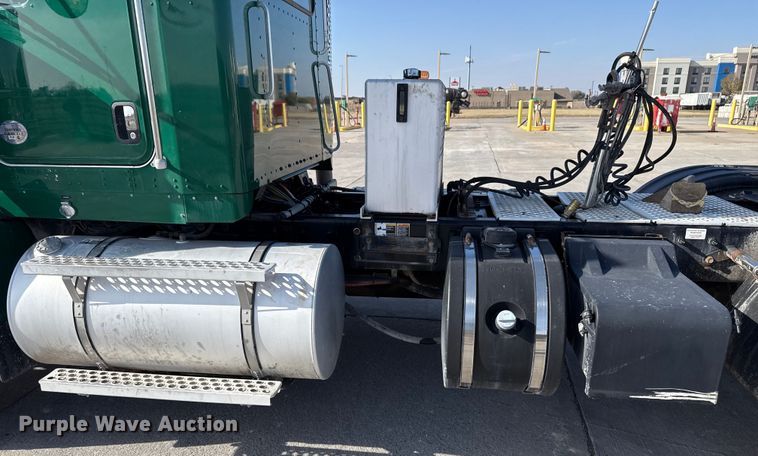 image for item EE3412 2017 Kenworth T800 semi truck