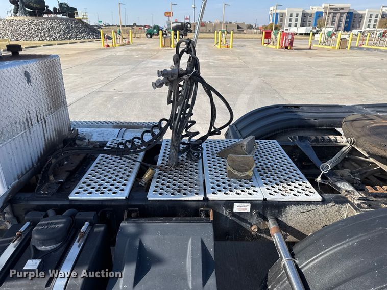 image for item EE3412 2017 Kenworth T800 semi truck