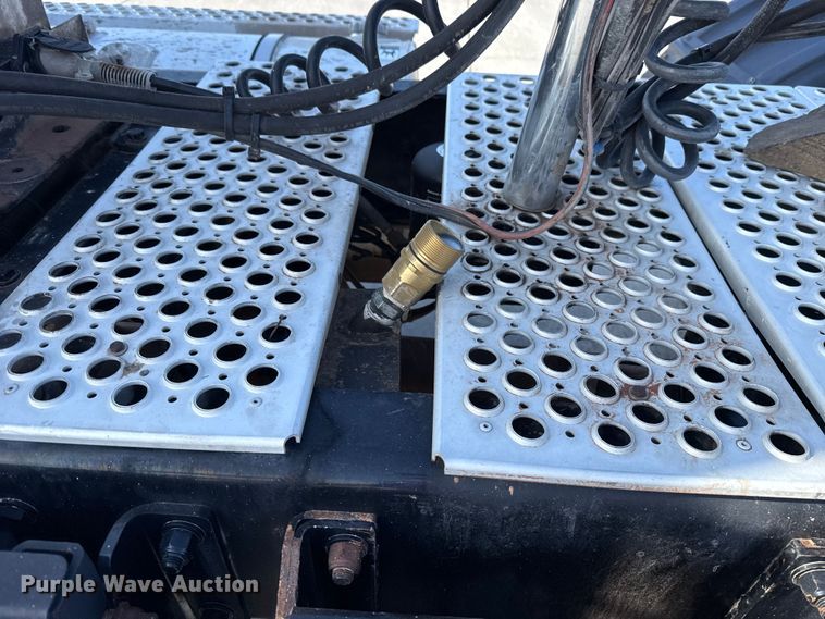 image for item EE3412 2017 Kenworth T800 semi truck