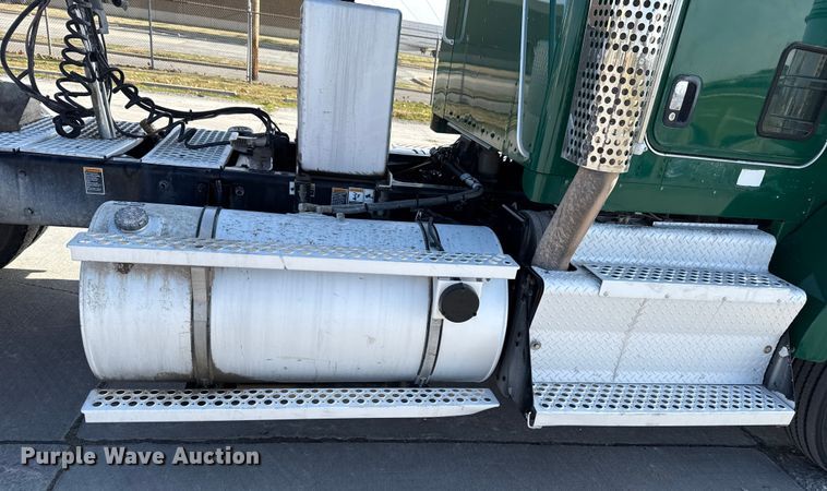 image for item EE3412 2017 Kenworth T800 semi truck