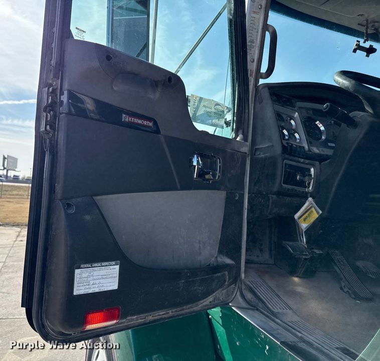 image for item EE3412 2017 Kenworth T800 semi truck