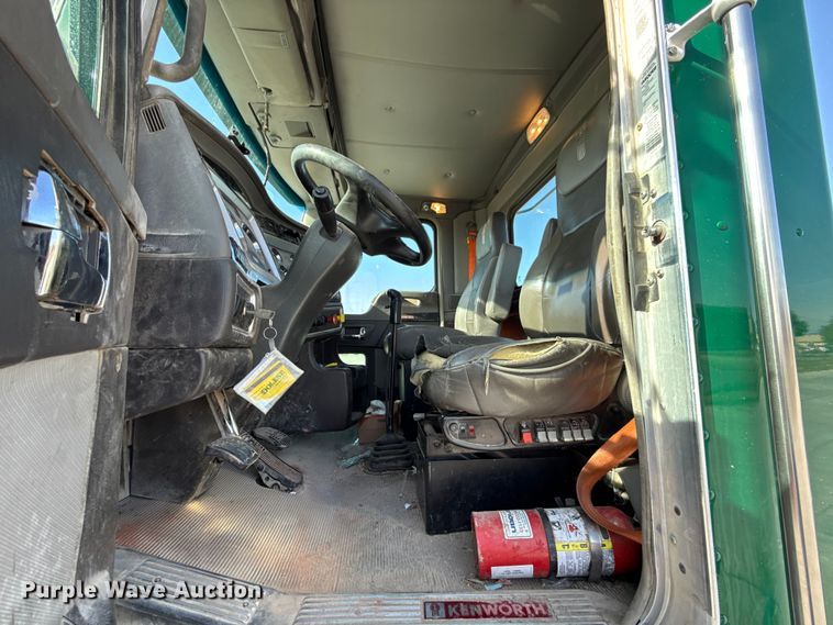 image for item EE3412 2017 Kenworth T800 semi truck