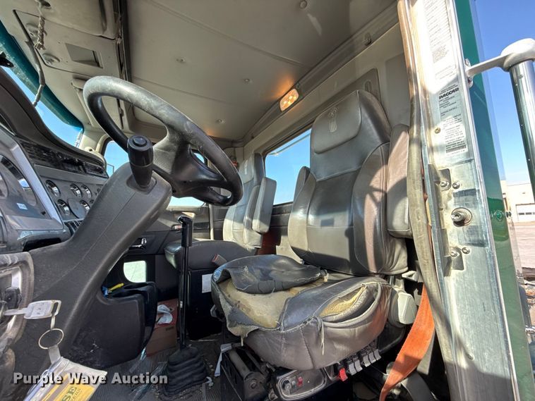 image for item EE3412 2017 Kenworth T800 semi truck