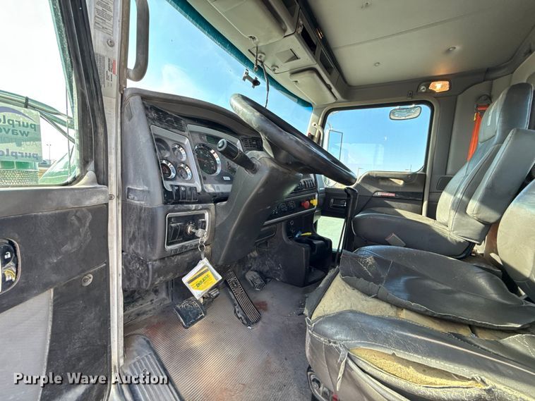 image for item EE3412 2017 Kenworth T800 semi truck