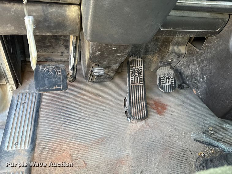 image for item EE3412 2017 Kenworth T800 semi truck