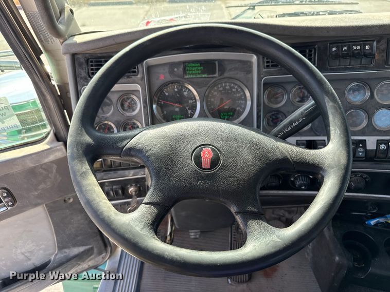 image for item EE3412 2017 Kenworth T800 semi truck