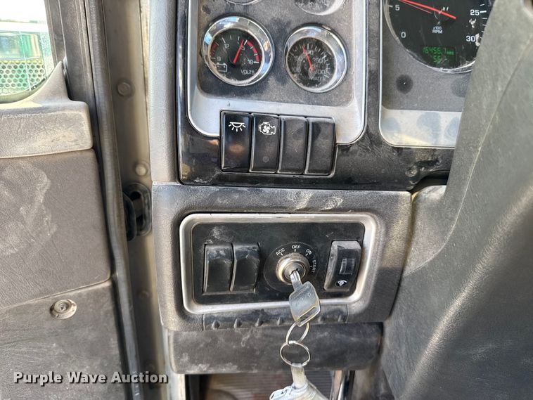 image for item EE3412 2017 Kenworth T800 semi truck