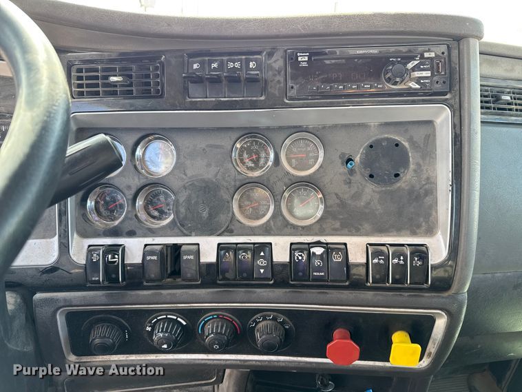 image for item EE3412 2017 Kenworth T800 semi truck