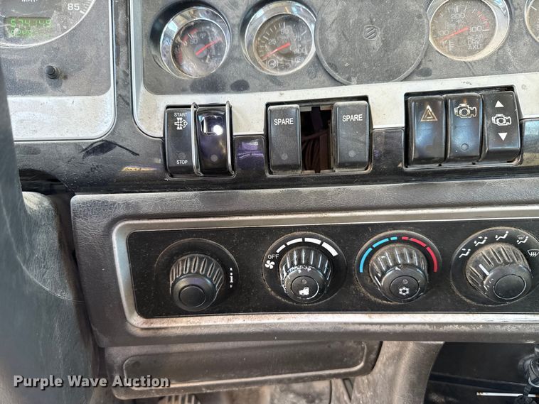 image for item EE3412 2017 Kenworth T800 semi truck