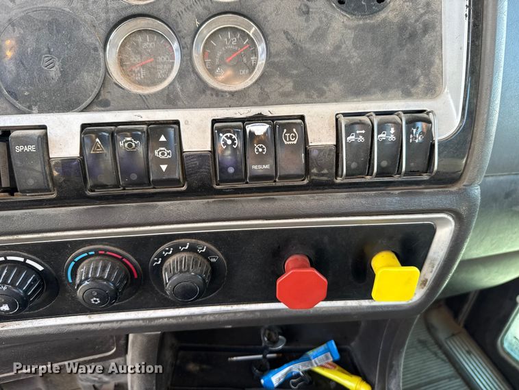 image for item EE3412 2017 Kenworth T800 semi truck