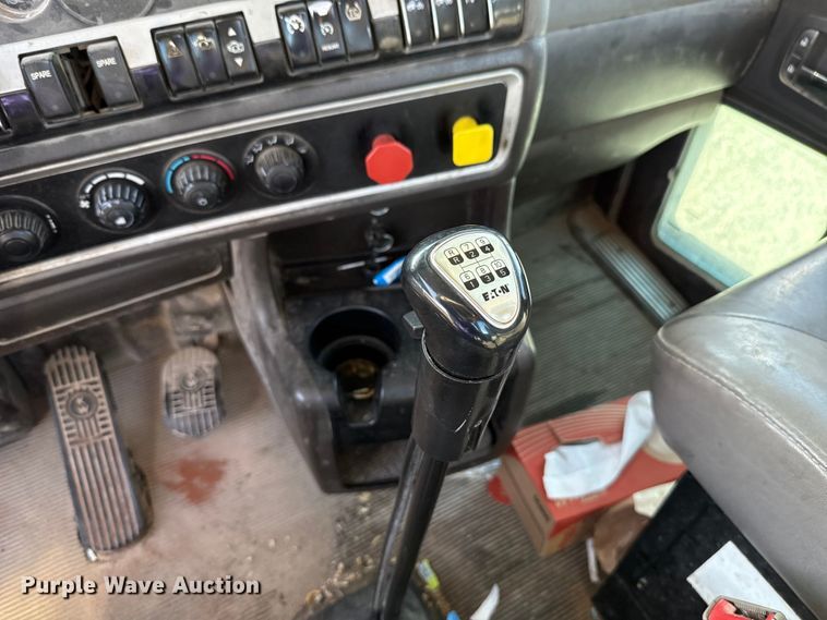 image for item EE3412 2017 Kenworth T800 semi truck