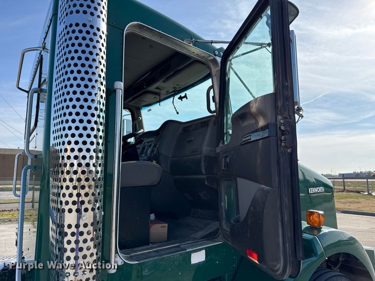 image for item EE3412 2017 Kenworth T800 semi truck