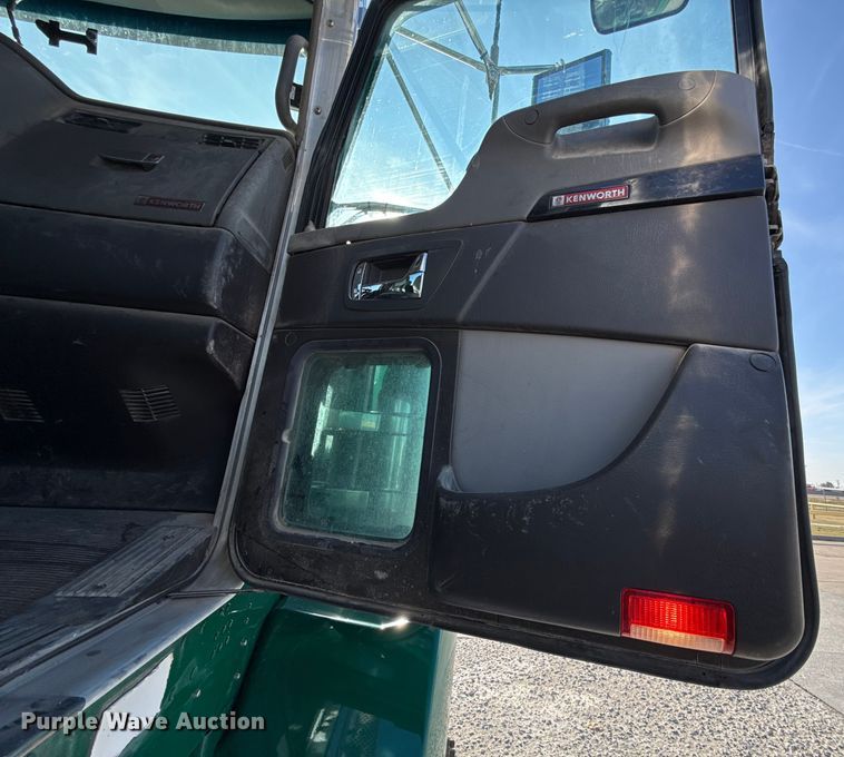 image for item EE3412 2017 Kenworth T800 semi truck