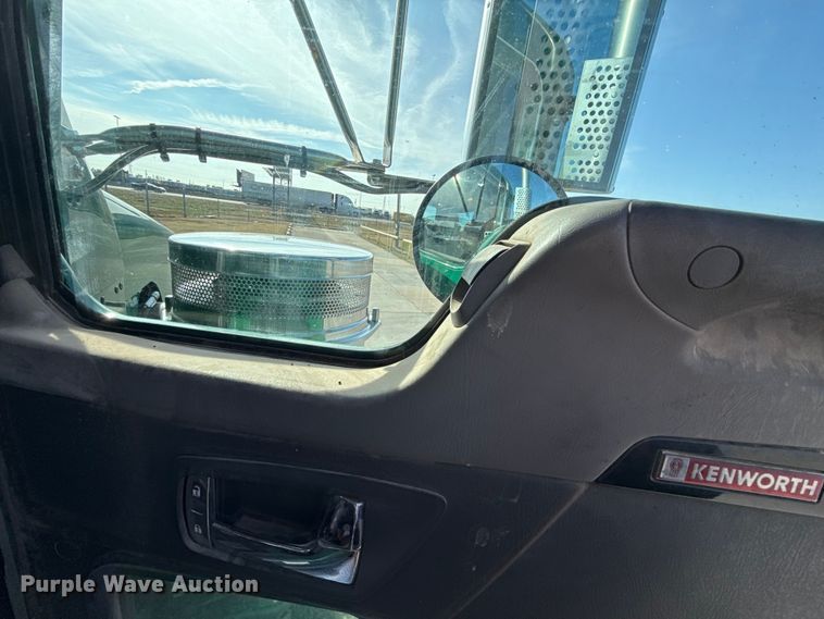 image for item EE3412 2017 Kenworth T800 semi truck