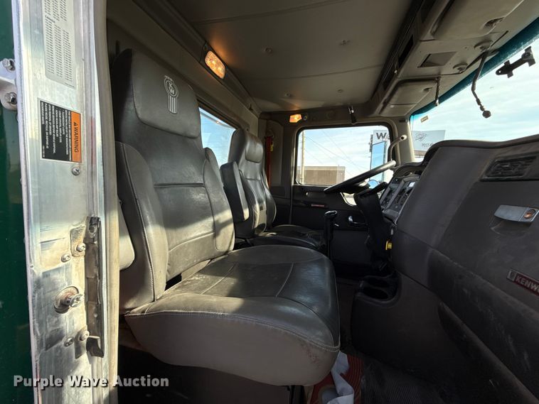 image for item EE3412 2017 Kenworth T800 semi truck