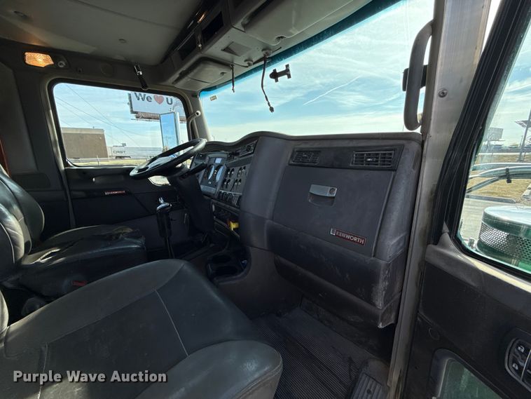 image for item EE3412 2017 Kenworth T800 semi truck