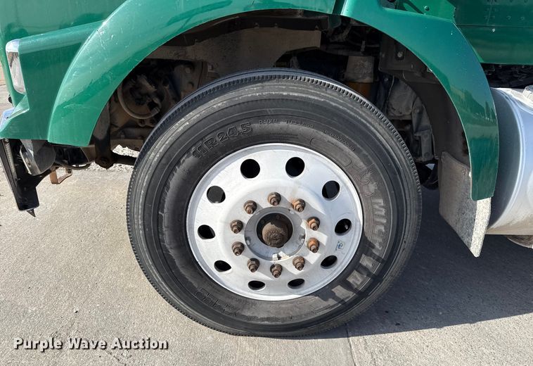 image for item EE3412 2017 Kenworth T800 semi truck