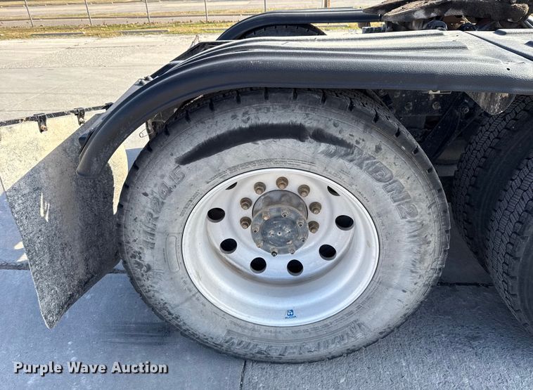 image for item EE3412 2017 Kenworth T800 semi truck